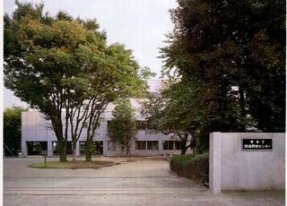 写真：研修所本館正面玄関の写真