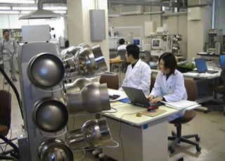 写真：大気分析研修の様子