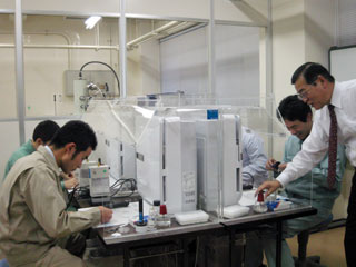 写真：アスベスト分析研修の様子1