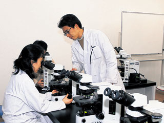 写真：石綿位相差顕微鏡法研修の様子