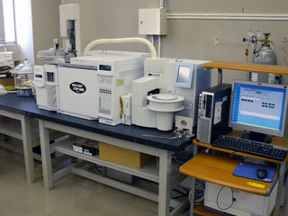 写真：ガスクロマトグラフ質量分析措置（ＧＣ／ＭＳ）の写真