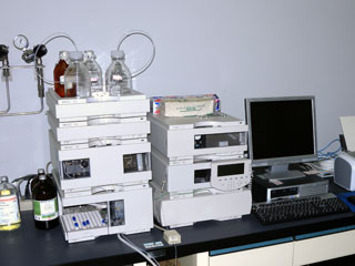 写真：高速液体クロマトグラフ（ＨＰＬＣ）の写真