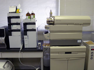 写真：液体クロマトグラフ／タンデム質量分析装置（ＬＣ／ＭＳ／ＭＳ）写真
