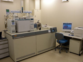 写真：高分解能ガスクロマトグラフ質量分析装置の写真